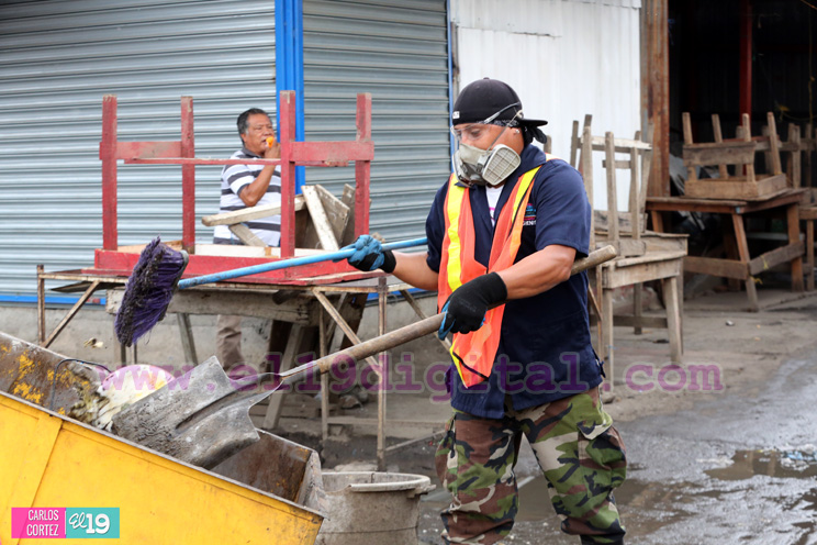 Contin&uacute;a la guerra contra la basura en los mercados de Managua